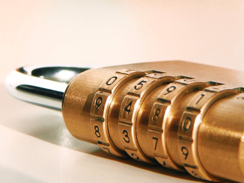 Master Lock 633EURD Lucchetto con Combinazione e Corpo in Zinco, Colore Casuale, 5.6 x 3.2 x 1.1 cm