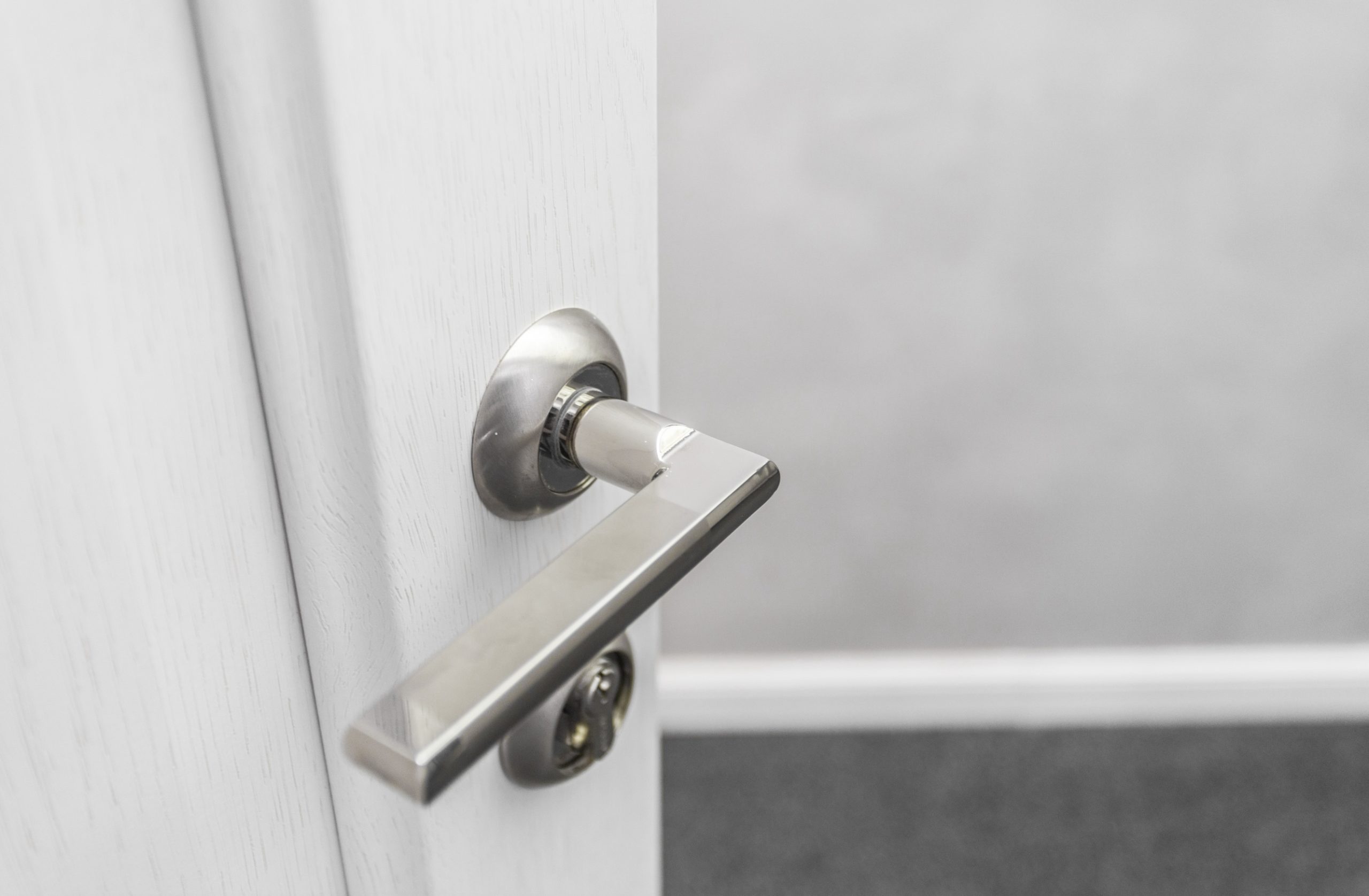 Come scegliere le maniglie delle porte giuste senza compromettere il cilindro europeo
