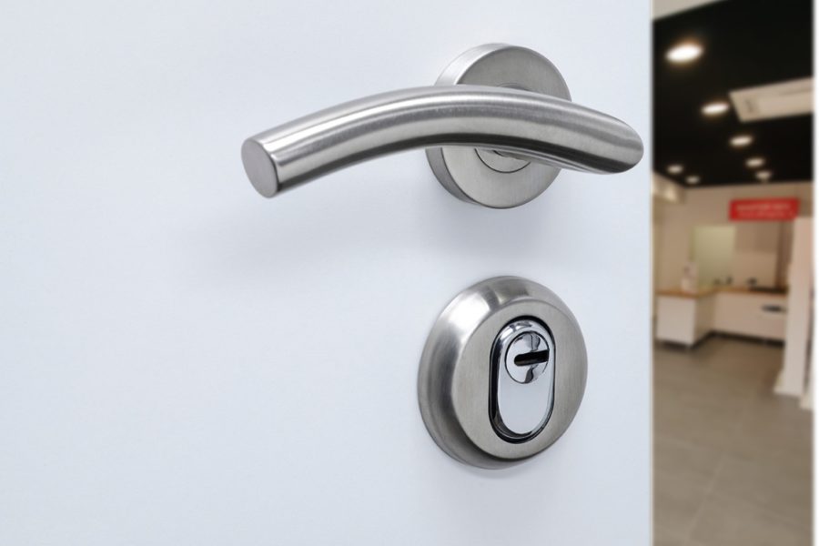 Porta con defender cromato