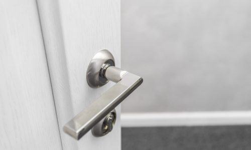 Come scegliere le maniglie delle porte giuste senza compromettere il cilindro europeo