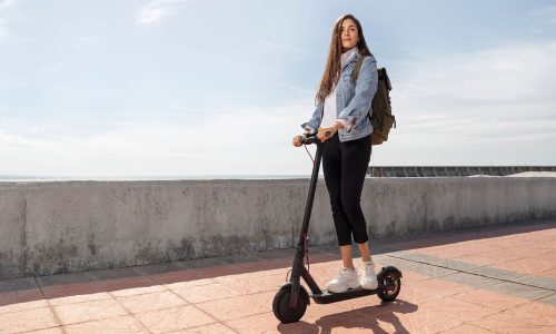 giovane-donna-che-utilizza-uno-scooter-all-aperto (1)